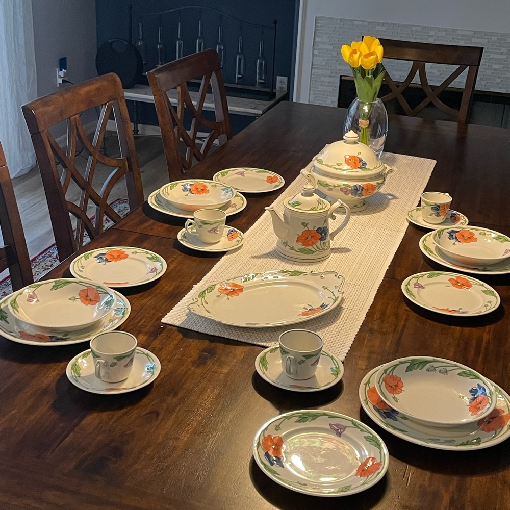 Classic Villeroy& Boch  porcelain table setting "Amapola" includes